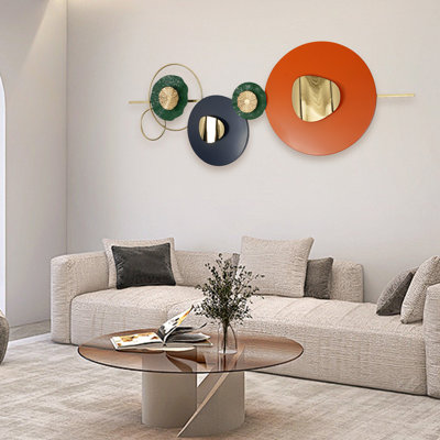 Assemblage d'une décoration murale sur métal