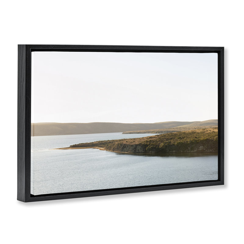  «Pacific Estuary Landscape Floater» par Crystal Lynn Collins, Cadre flottant noir de jais, H 17 po x l 25 po