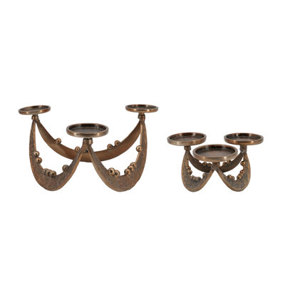 Ensemble de 2 bougeoirs sculpturaux en aluminium moulé fini bronze avec ornements perlés, centre de table de différentes hauteurs pour bougies piliers. Dimensions : 12,5 x 11,4 x 5,9 pouces et 7,3 x 6,9 x 3,3 pouces.