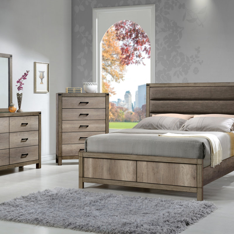 Très grand lit contemporain tapissier à profil bas avec chaînes verticales et finition grise patinée pour une élégance rustique