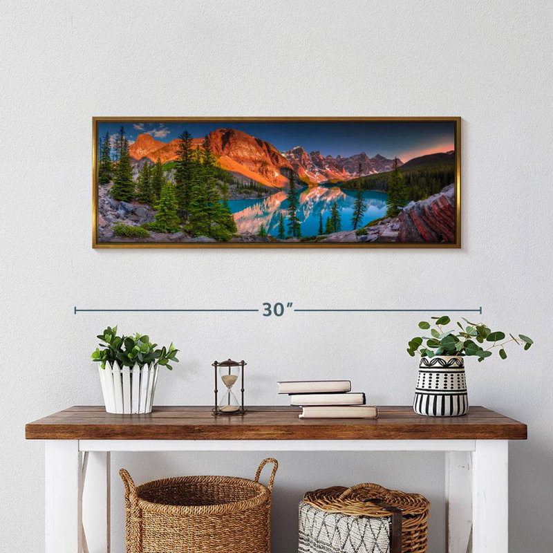 Crépuscule au lac Moraine, Cadre flottant doré, 28 po x 10 po
