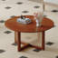 Une table basse en bois naturelle et élégante avec des décorations en rotin artificiel, parfaite pour un salon à la mode et un thé confortable