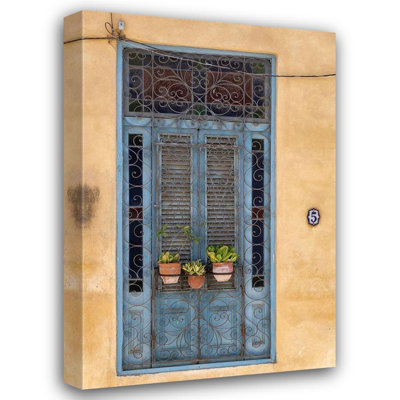 Miglavs, Janis Des pots de fleurs se trouvent devant une porte bleue à Old Havana; La Habana Vieja, Cuba