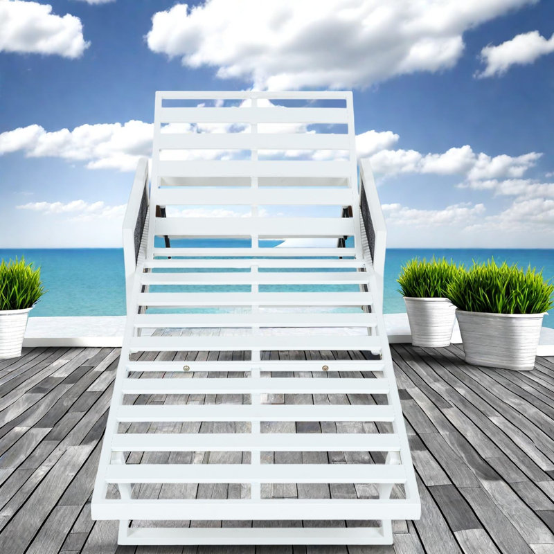 Méridiennes de patio réglables, structure en fer et bord de piscine moderne