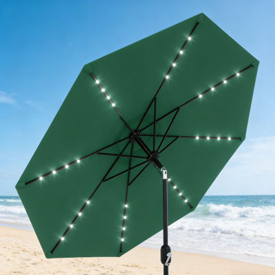 Parasol de marché pour terrasse 9 pi avec 32 lumières DEL à énergie solaire - inclinable et manivelle, 8 nervures robustes, parasol imperméable résistant aux rayons UV pour la piscine, la terrasse et la cour