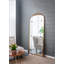 Magnifique miroir de plancher avec finition or antique, ajoutant une touche de luxe à n'importe quelle pièce