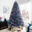 Élégants arbres de Noël illuminés enneigé bleu avec des branches pleines et des lumières chaudes, disponibles en 4,5 pi, 6,5 pi et 7,5 pi-803310072