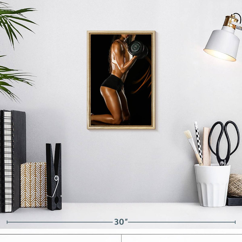 Dame soulevant des haltères, 9 po x 13 po, Floating Frame Natural Wood