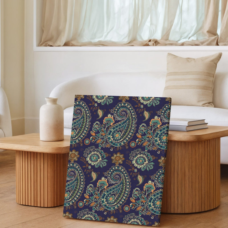 La toile crée un motif cachemire éclatant et complexe avec des formes tourbillonnantes et des motifs floraux fixés contre un riche art mural sur toile sombre