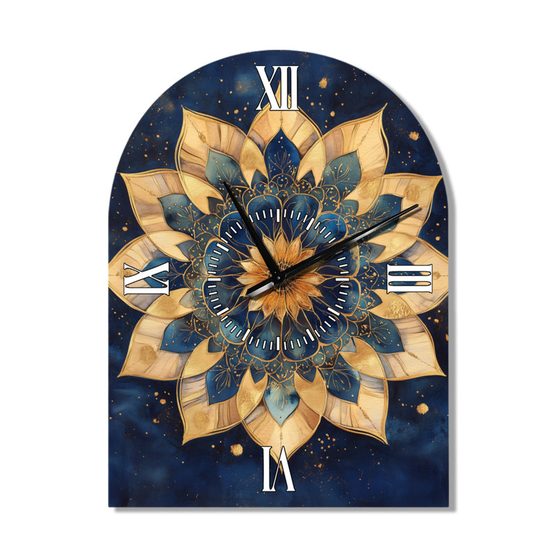 Mandala doré de la dévotion II - Horloge murale bohème en métal arqué, imprimée sur métal, H 31 po x l 23 po - Arche