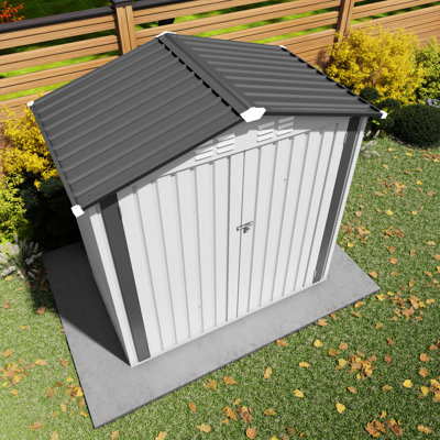 Remise de rangement en métal de 6 pi x 3,5 pi avec fenêtre transparente et trous de ventilation, convient pour ranger les articles de vélo, couleur blanche, remise à structure modulaire, métal à haute résistance, porte verrouillable à toit pointu, extérieur