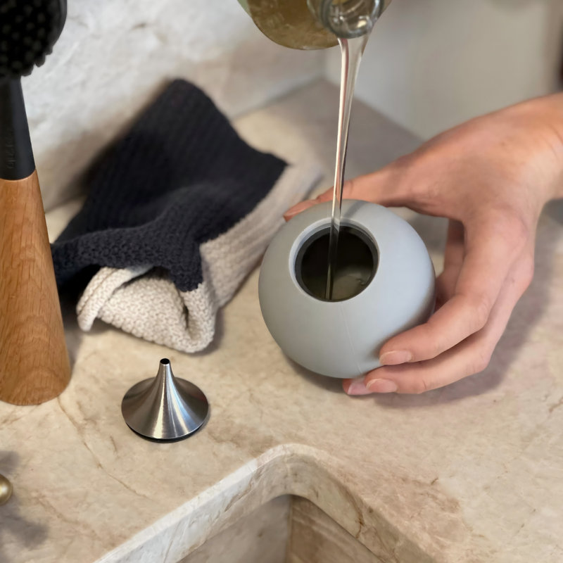 Distributeur de savon en silicone avec bec en acier inoxydable, paquet de 1, (gris marbre), Gris marbre