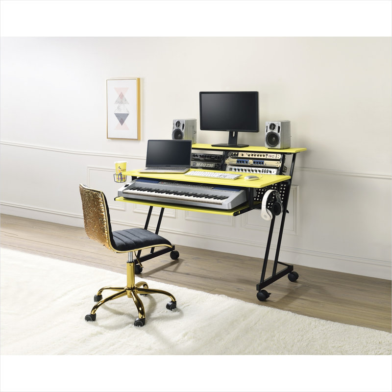 Bureau d'ordinateur avec tablette à clavier et gestion des câbles, panneau de fibres à densité moyenne rectangulaire de 47 pouces et poste de travail en acier noir de jais et jaune