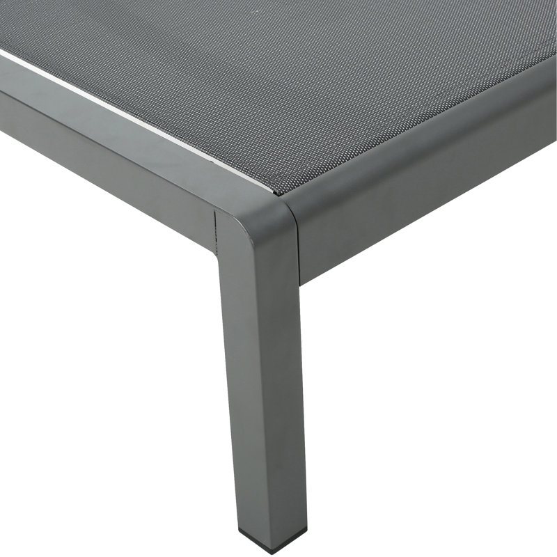 2 chaises longues en filet gris pour l'extérieur