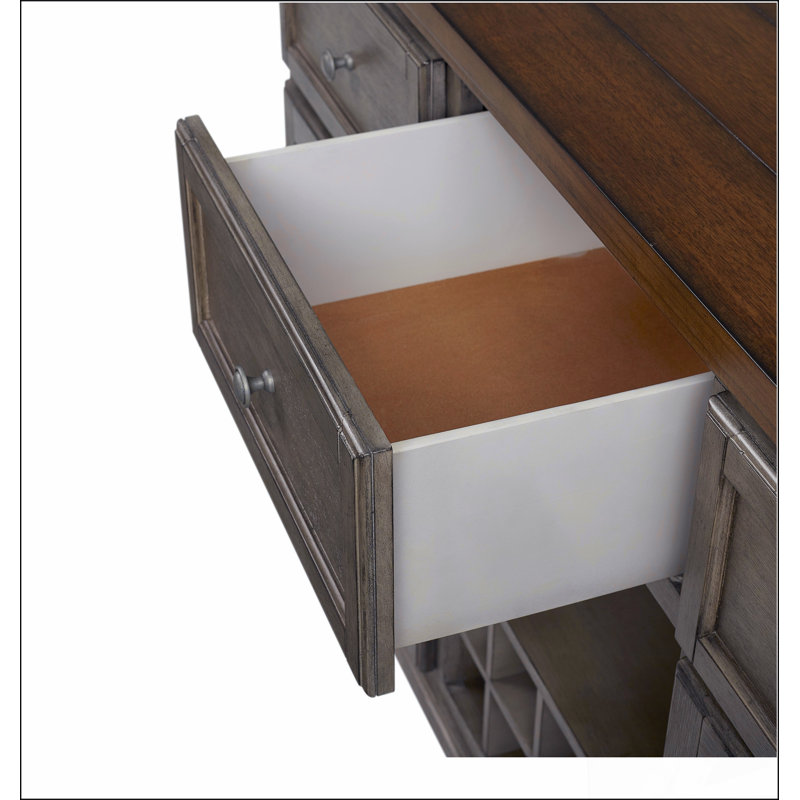 Desserte rustique à deux tons avec rangement pour bouteilles de vin et bloc d'alimentation, parfaite pour un décor organisé et élégant.