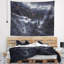 Hélicoptère de photographie au-dessus de la tempête ruined city tapestry-28484346