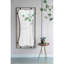 Portemanteau mural polyvalent avec tablette et crochets multiples pour une organisation efficace du vestibule