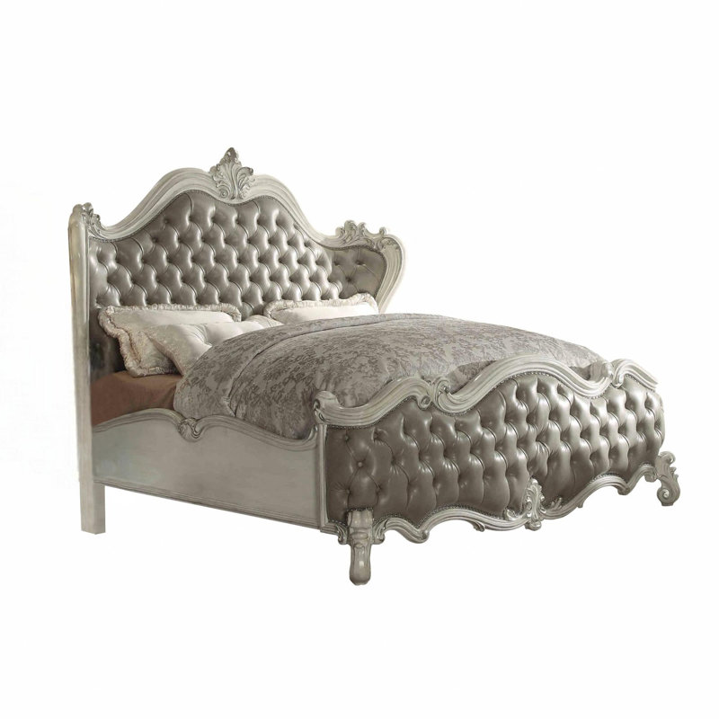 Lit tapissier capitonné ivoire et gris avec garniture cloutée Gracie Mills Madison King - très grand, gris et ivoire, King
