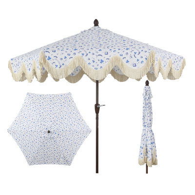 Parasol d'extérieur à frange bohémienne de 9 pi avec manivelle et inclinaison Collins, auvent bleu / blanc / crème résistant aux rayons UV, mât brun foncé