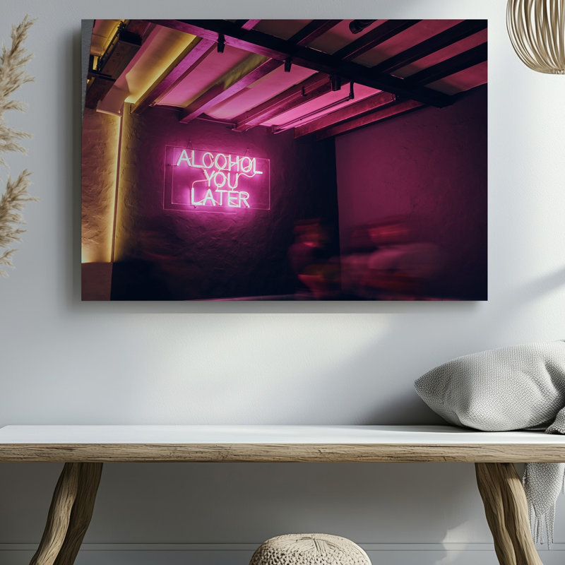 Toile dans un salon à éclairage tamisé, une enseigne au néon rayonnante, H 9 po x l 12 po