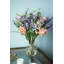 Arrangement floral mélangé dans un vase en verre