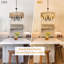 Lustre de style campagne moderne avec abat-jour en rotin 5 lumières, éclairage boho pour le salon et la salle à manger