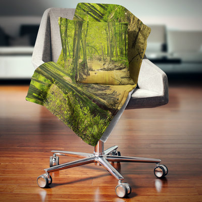 Ruisseau dans la forêt sauvage - Coussin imprimé forêt