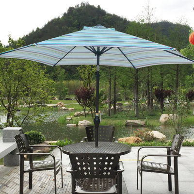 Parasol d'extérieur 9 pi, pavillon à rayures bleues, conception hexagonale, inclinaison à 45 degrés, manivelle pour ouvrir et fermer, nervures de poteau en acier, parasol à auvent avec fonction d'inclinaison à bouton-poussoir,
