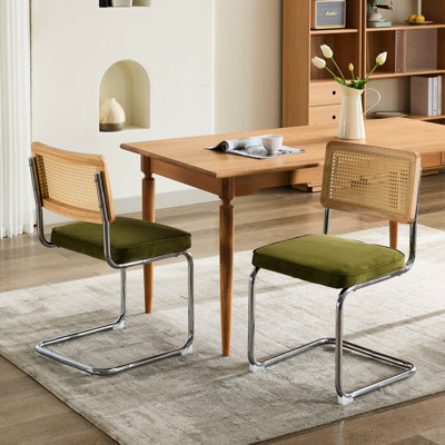 Ensemble de 2 chaises de salle à manger de style Mid-Century moderne en velours avec dossier en canne naturelle et base en acier inoxydable chromé, design emblématique Breuer