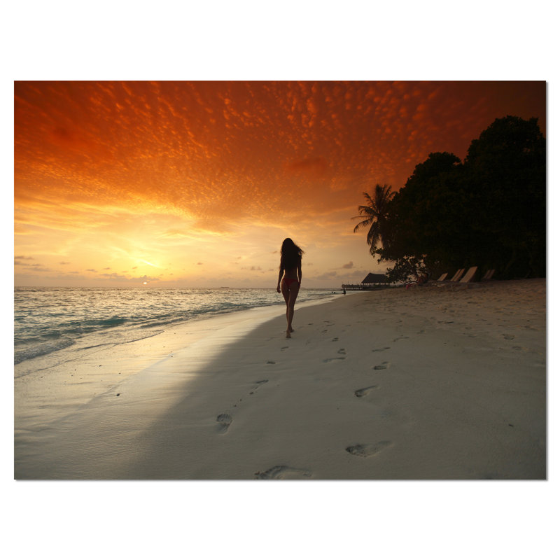 Femme marchant sur la plage, reproduction de photo sur toile tendue, H 20 po x l 20 po x P 1 po