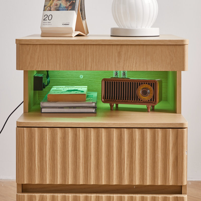 Table de chevet avec tiroir, 2 tiroirs, tablette ouverte et station de charge, côté chêne pour la chambre à coucher