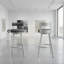 Tabouret de comptoir pivotant de 26 po en métal argenté et similicuir gris Nylun-522306436-522306437