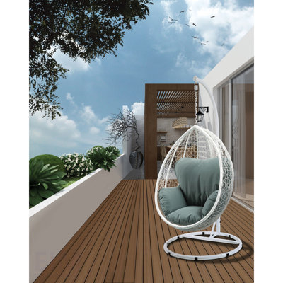 Chaise suspendue en tissu et en osier blanc Simona