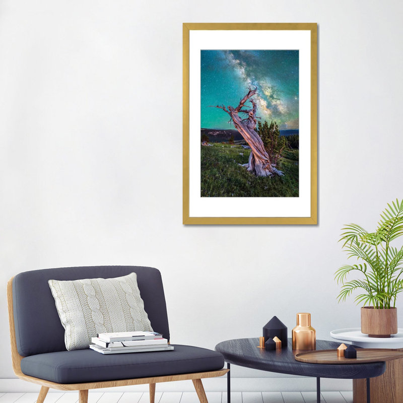 Milky Way Night Sky Over Antique Bristlecone Pine In Colorado - reproduction d'art mural - papier d'art encadré, Doré