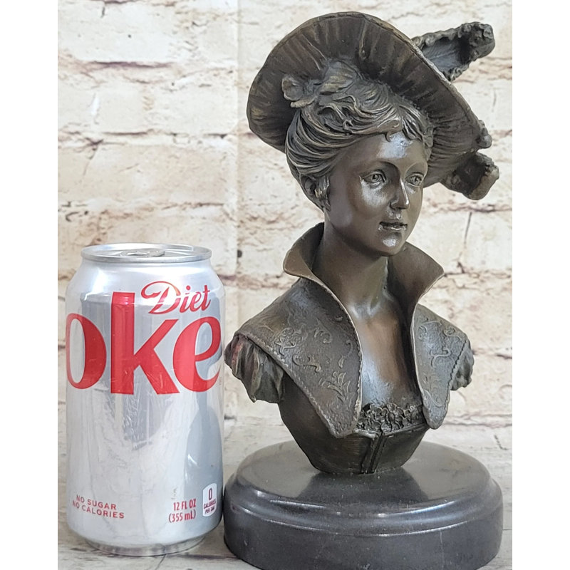 Sculpture fille élégante avec chapeau