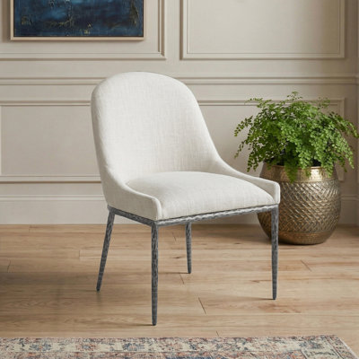 Chaise d'appoint rembourrée en métal martelé Lalia
