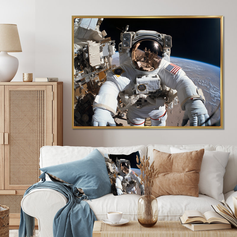 Space Astronauts Extravehicular Activities - Space Shuttle Wall Decor, H 12 po x l 20 po x P 1 po, Cadre flottant doré