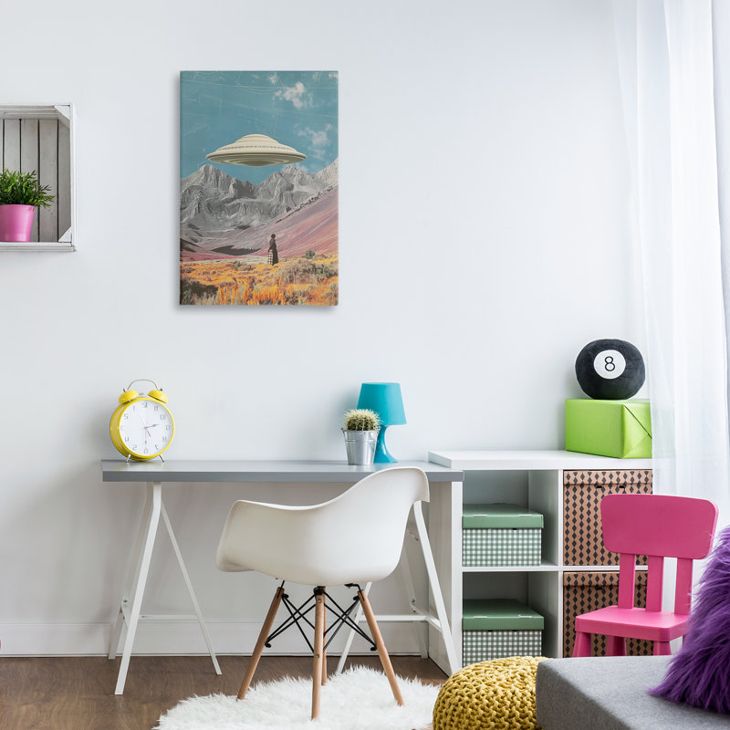 Toile UFO au-dessus de Mountain Valley, design par Wumples, H 30 po x l 20 po