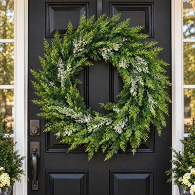 Couronne de 22 po en cèdre artificiel avec feuillage blanc givré, couronne de porte d'entrée verte pour Noël