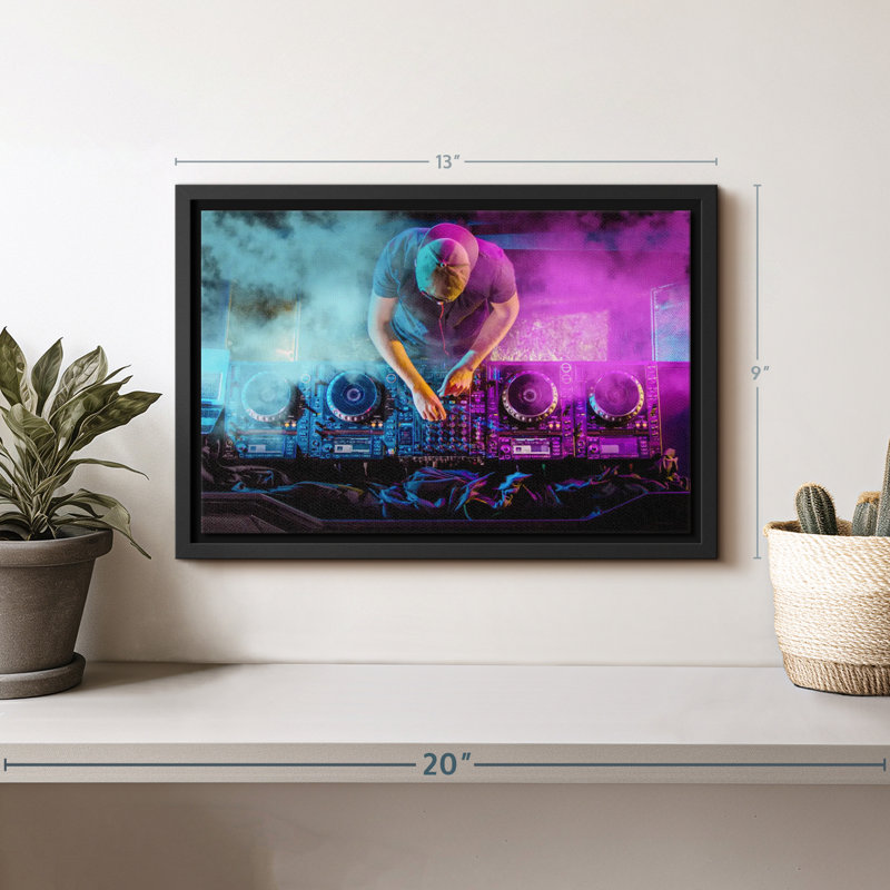 «DJ At The Turntable», reproduction sur toile, H 9 po x l 13 po