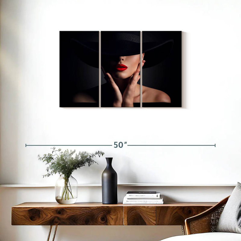 Femme sophistiquée en noir, H 20 po x l 33 po