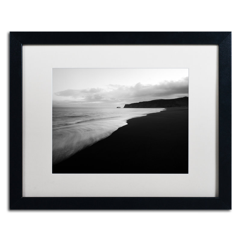 Fadel «On the Black Beach», reproduction de photo sur toile encadrée, H 16 po x l 20 po x P 0,5 po, Noir