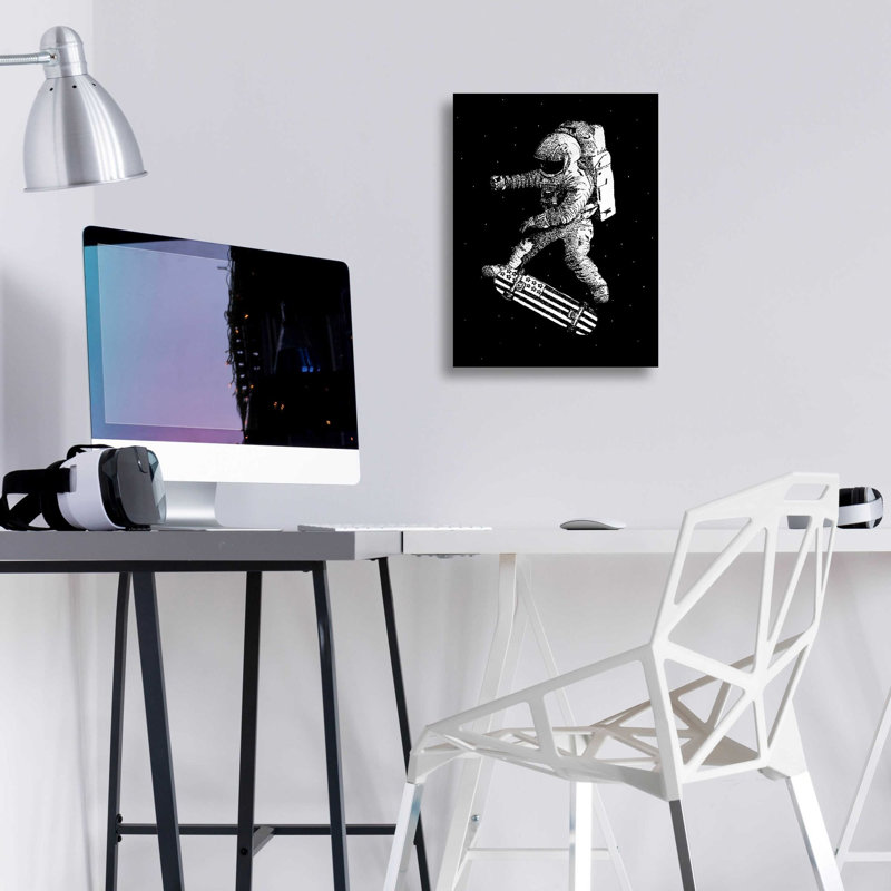 «Kickflip in Space» par Robert Farkas, art mural en verre acrylique, H 16 po x l 12 po x P 0,13 po