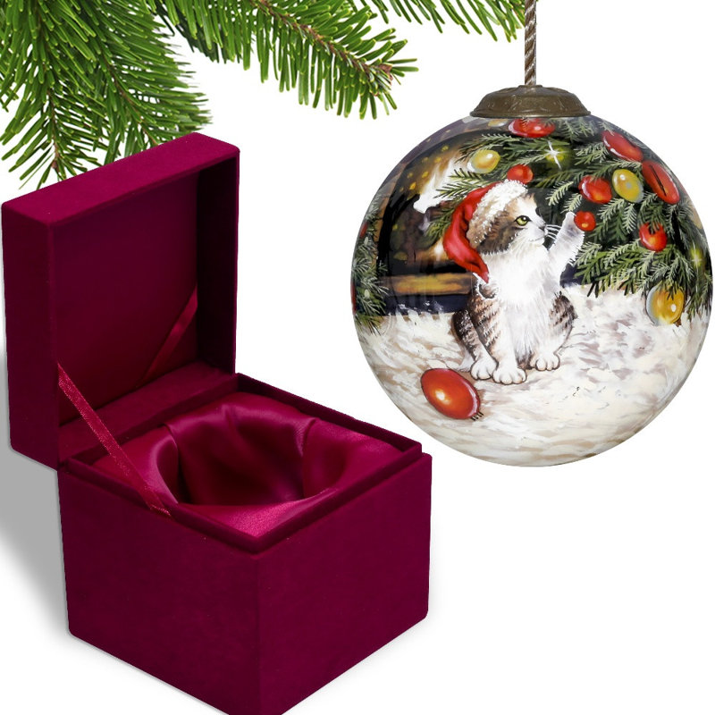 Ornement boule chaton sous l'arbre de Noël