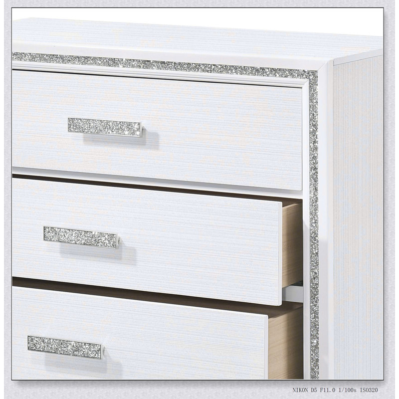 Commode blanche Haiden avec cinq tiroirs spacieux et des joints à queue d'aronde anglaise durables, parfaits pour le rangement moderne