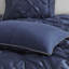 Ensemble de literie 7 pièces pour très grand lit bleu marine avec rembourrage comprenant des taies décoratives, des coussins décoratifs et une jupe de lit froissée-124314874-124314881