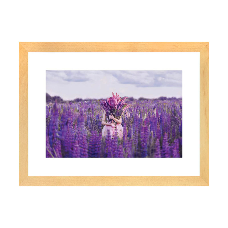"Lupin Field" par Hobopeeba-impression, H 16 po x l 24 po x P 1 po, Toile avec cadre en bois beige, Blanc