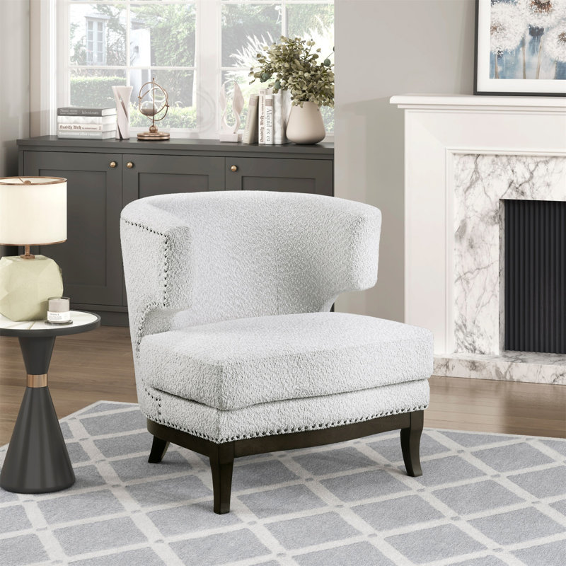 Fauteuil décoratif contemporain en tissu bouclé gris avec garniture cloutée et contreplaqué