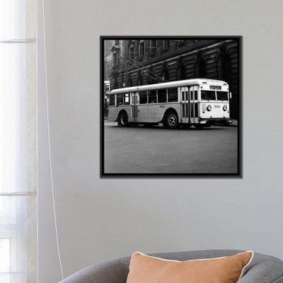 «1930s-1940s Public Transport Trackless Tr chariot Electric Bus About to Round Street Corner Cleveland Ohio USA», reproduction de photo sur toile tendue