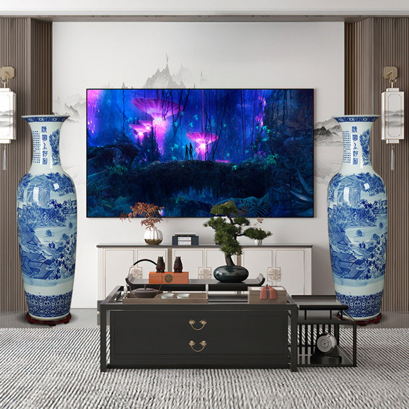 78,74 "Un vase décoratif fabriqué à Jingdezhen et présentant des motifs peints antiques dessinés à la main